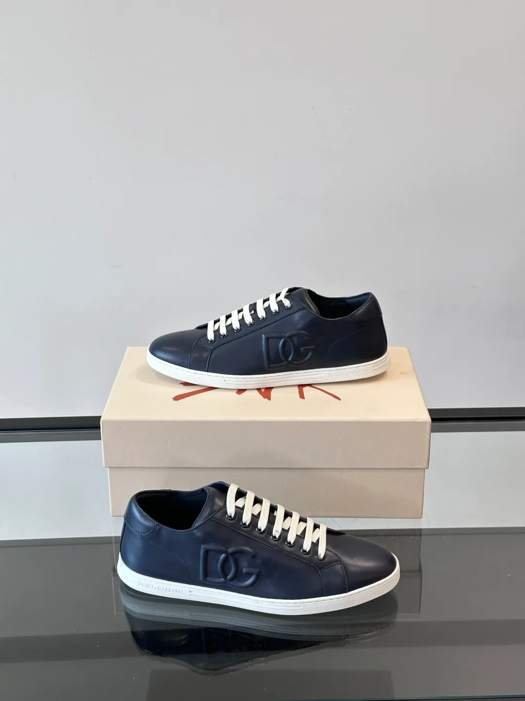Men's shoes 💰p400 "DG" Dolce & Gabbana fashion casual shoes, high-end boutique men's casual sports shoes! Imported first layer cowhide. The contrasting color design attracts the eye, and the brand logo decoration on the tongue is exquisite and luxurious, super A level! Compared with the genuine product at the counter, the version is no worse at all! size: 38-44 (45 customized)